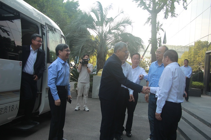 全國人大常委會(huì)委員、財(cái)經(jīng)委副主任委員郭樹清率領(lǐng)全國人大調(diào)研組蒞臨恒厚集團(tuán)寧波北歐工業(yè)園區(qū)開展調(diào)研